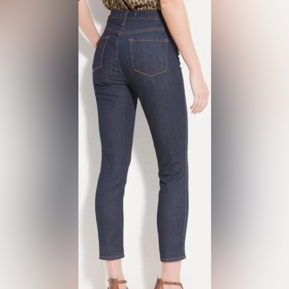 J Brand Dark Wash Straight Leg Jeans. Size 31. A denim lover’s classic 💕